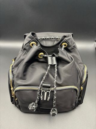 Mochila Negra con detalles dorados