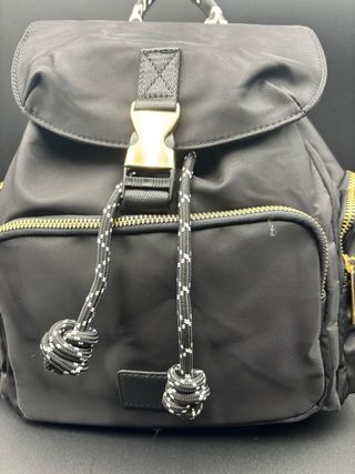 Mochila Negra con detalles dorados