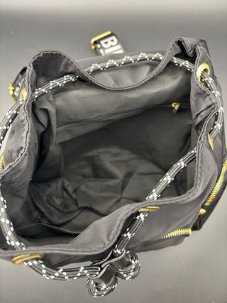 Mochila Negra con detalles dorados