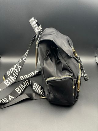 Mochila Negra con detalles dorados