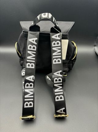 Mochila Negra con detalles dorados