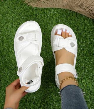 Sandalias blancas acolchadas con pedrería