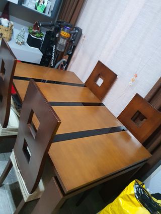 Mesa de comedor de madera