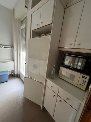 Muebles de cocina blancos y dorados