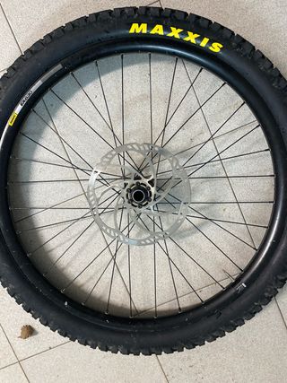 Rueda Mavic 27,5 con cubierta Maxxis