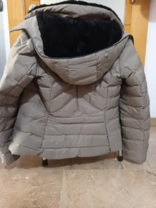 Abrigo Zara verde caqui con forro negro. Talla S