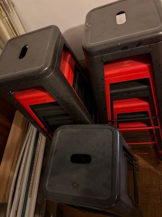 Taburetes Altos Metal Gris y Rojo