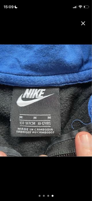 Chaqueta Nike con capucha azul y negra