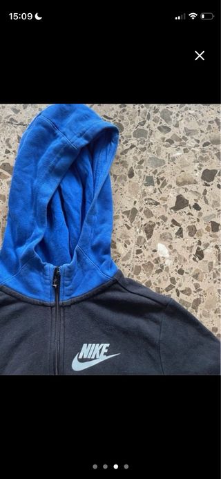 Chaqueta Nike con capucha azul y negra