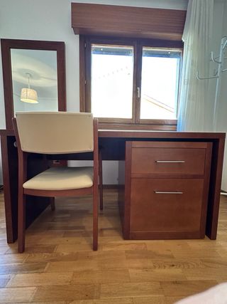 Scrivania in legno massello con sedia