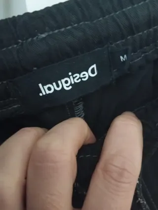 Pantalón Desigual negro con dibujo