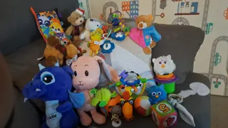 Juguetes varios y peluches
