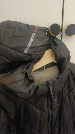 Chamarra negra acolchada con capucha