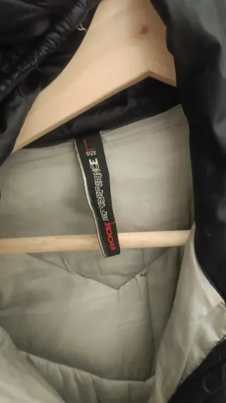 Chamarra negra acolchada con capucha