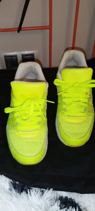 Zapatillas Nike Air Max 90 Amarillas fosforitas.