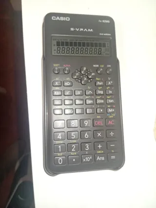Calculadora Científica Casio fx-82MS