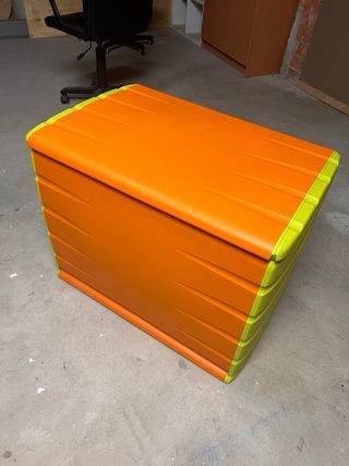 Baúl de resina naranja y amarillo