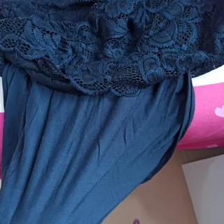 Vestido elegante azul marino con detalle en fucsia