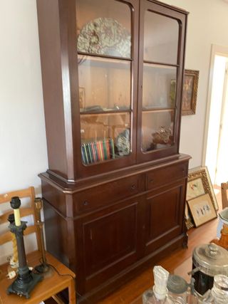 Vitrina antigua de madera y cristal