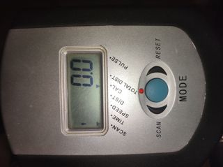 Bicicleta Estática Plata y Negra y total crunch