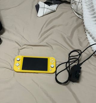 Nintendo Switch Lite Amarilla + Cargador