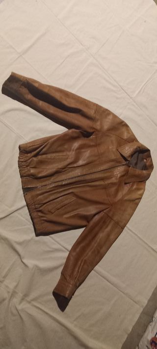 Cazadora de piel marrón, 90€