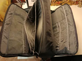 Funda portátil Dell negra con varios compartimento