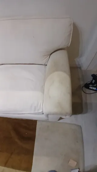 Sofá de tela beige para 3 personas