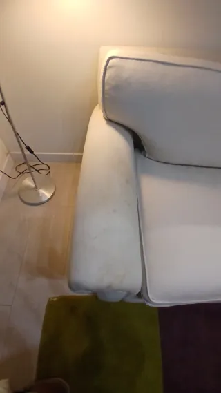 Sofá de tela beige para 3 personas