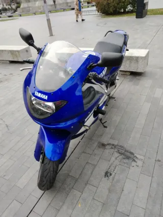 Yamaha Thundercat Azul y Blanca