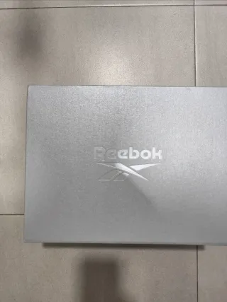 Caja Reebok gris plateada