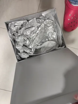 Caja Reebok gris plateada