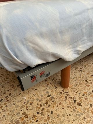 Cama doble azul y blanca