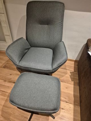 Sillón gris con reposapiés