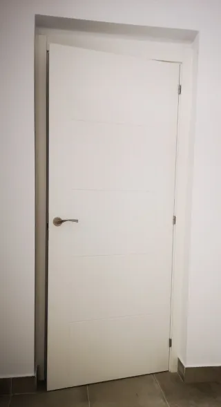 Puertas madera blancas lacadas