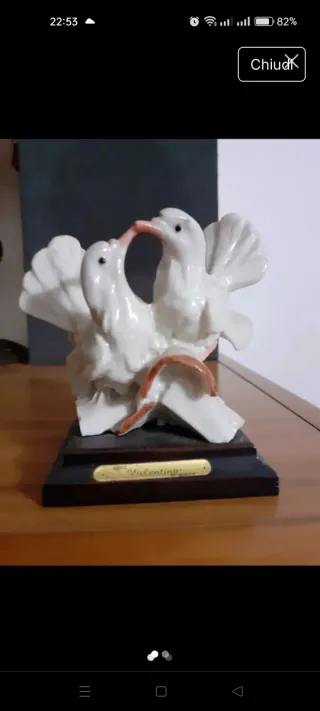 Coppia di colombe in ceramica su base