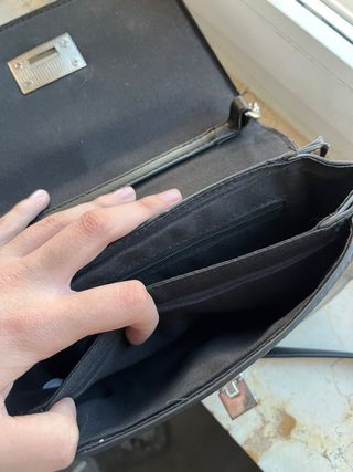 Bolso negro con cierre metálico