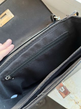 Bolso negro con cierre metálico