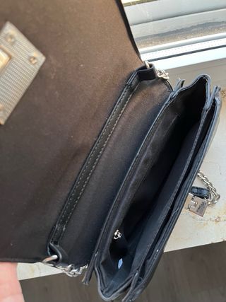Bolso negro con cierre metálico