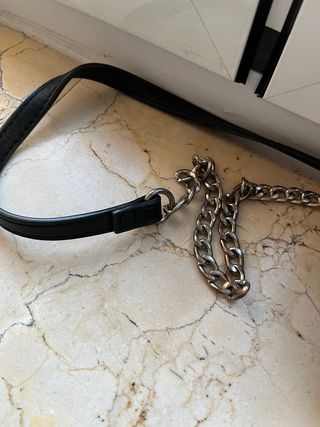 Bolso negro con cierre metálico