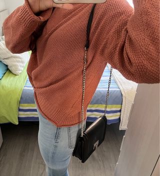 Bolso negro con cierre metálico