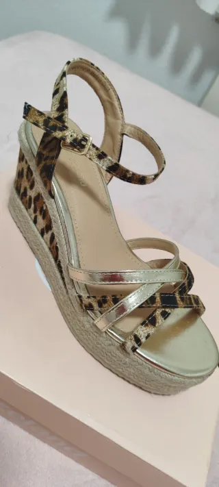 Sandalias cuña leopardo doradas nuevas