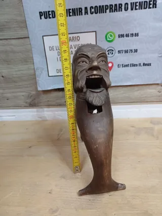 Antiguo y raro Cascanueces de madera tallada