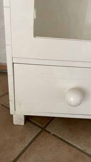 Armario blanco con puertas de cristal