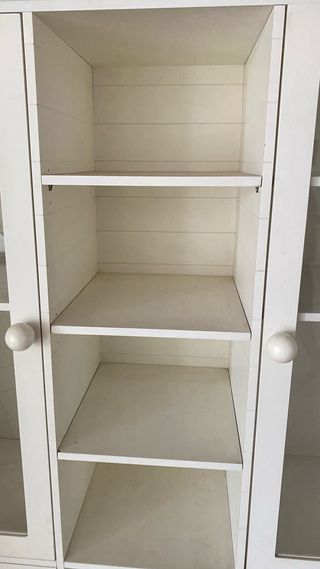 Armario blanco con puertas de cristal