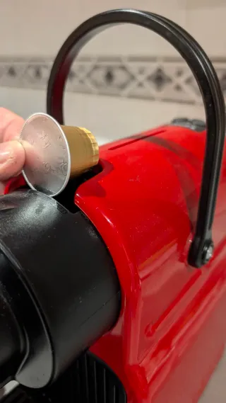 Cafetera Nespresso Krups Inissia Roja