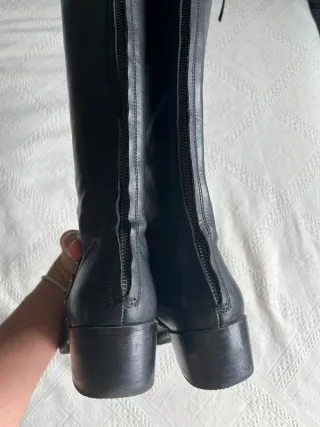 Botas altas negras con tachuelas