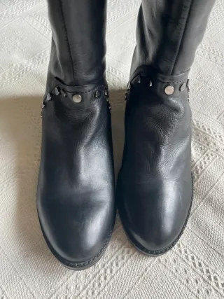 Botas altas negras con tachuelas