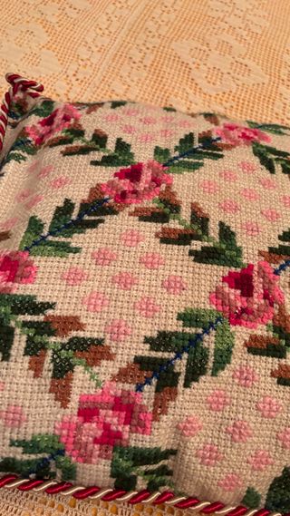 2 cojines bordado flores