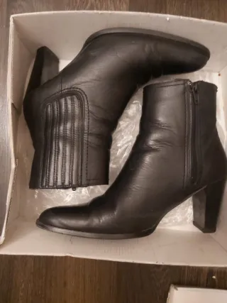 Botines de piel negros